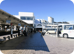 鳥羽駅前のバスターミナル